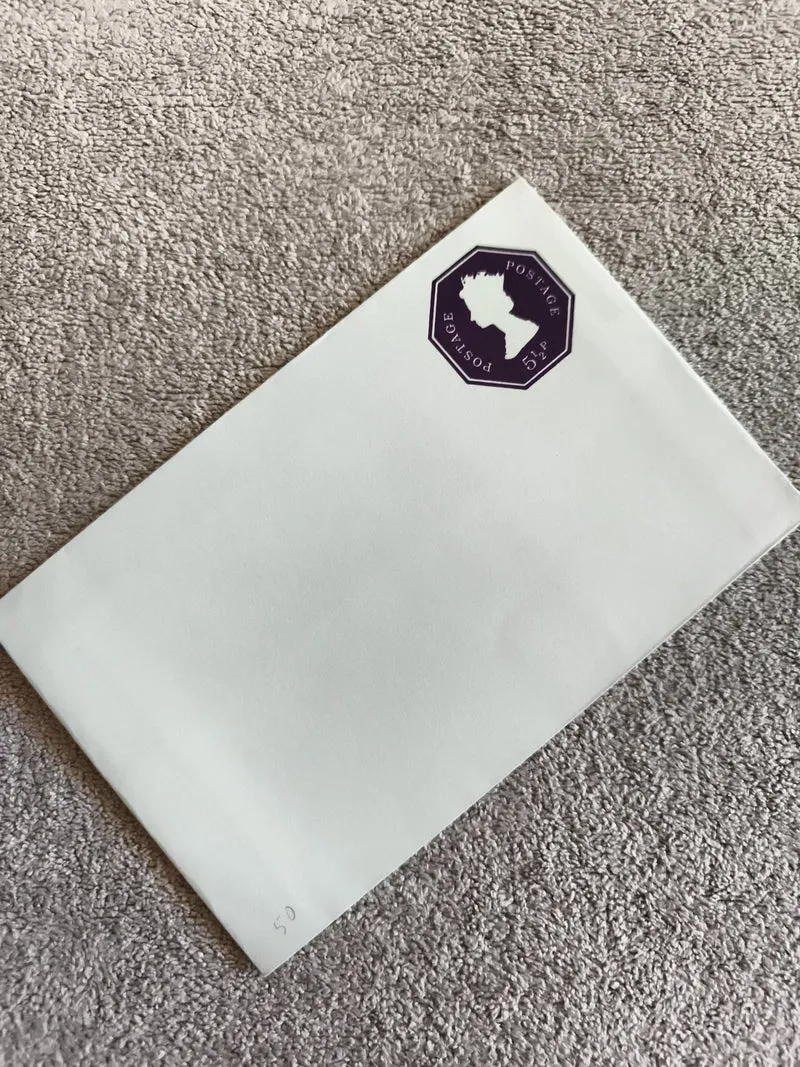 Enveloppe timbrée Royaume-Uni 51p violet silhouette reine philatélie