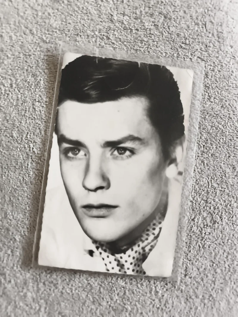 Carte photo portrait Alain Delon noir et blanc CPA photographie ancienne