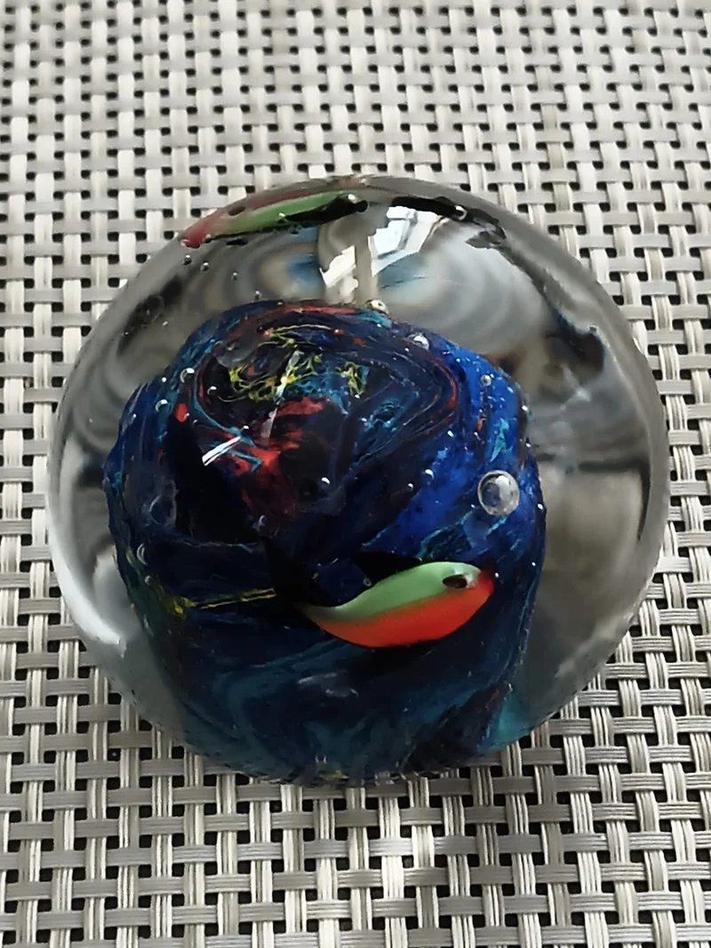 Ancien presse papier boule décor poisson verre soufflé multicolore vintage