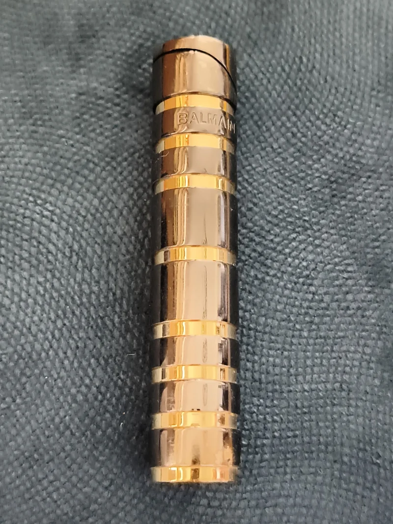 Briquet Balmain design cylindrique, finition dorée, allume-cigare luxe