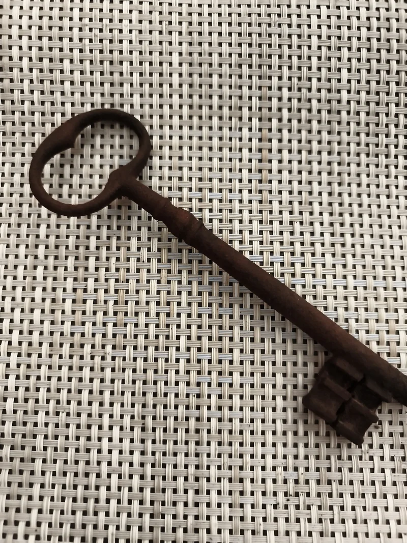 Ancienne clé de château – grande clé rustique, patine foncée, déco vintage