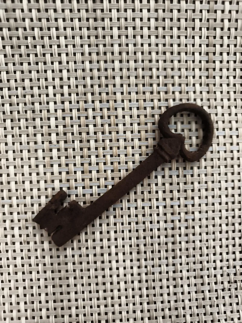 Ancienne clé de château forgée, patine rouille, grande clé vintage serrure