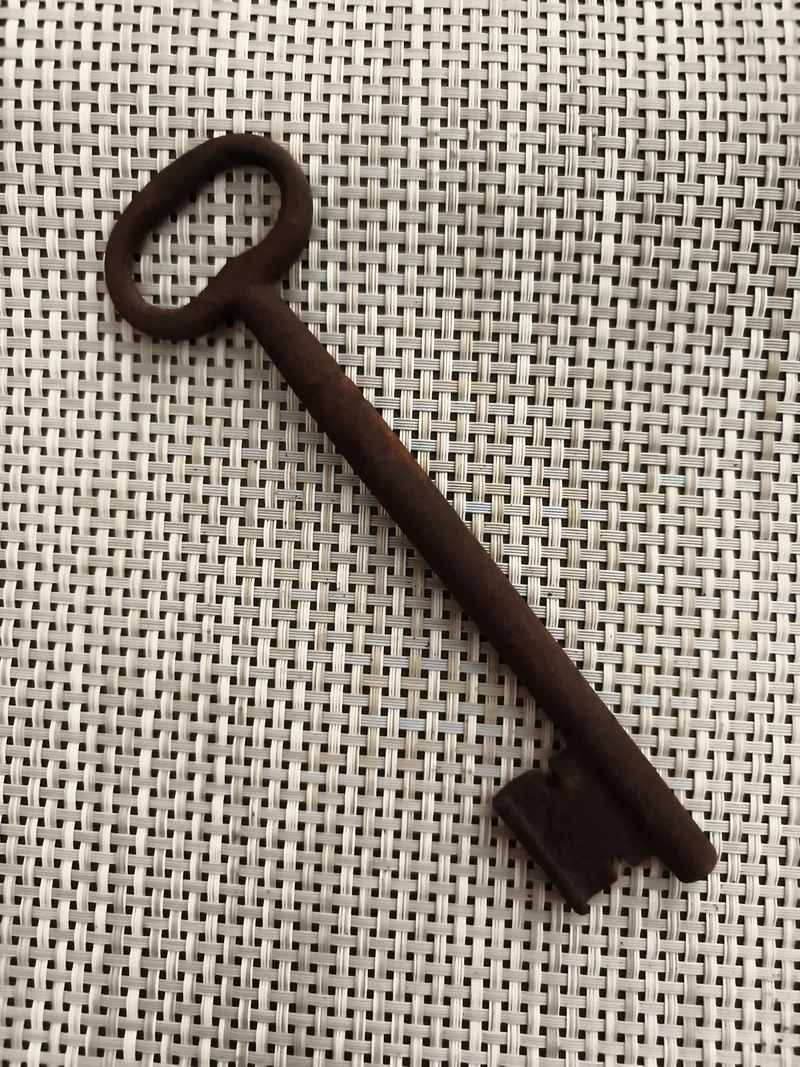 Ancienne clé de château, grande clé rustique, patine foncée, vintage déco