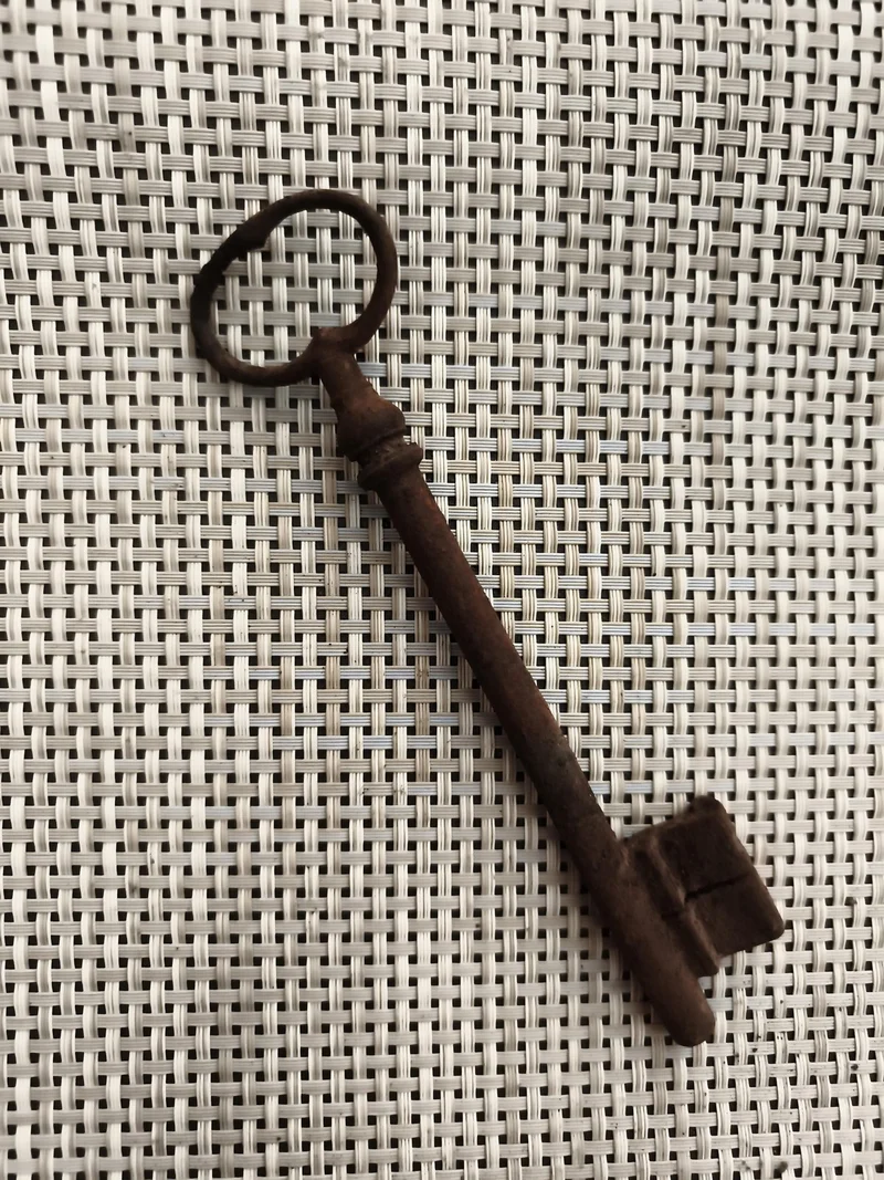 Ancienne clé de château, grande clé rustique, patine brun foncé, vintage déco
