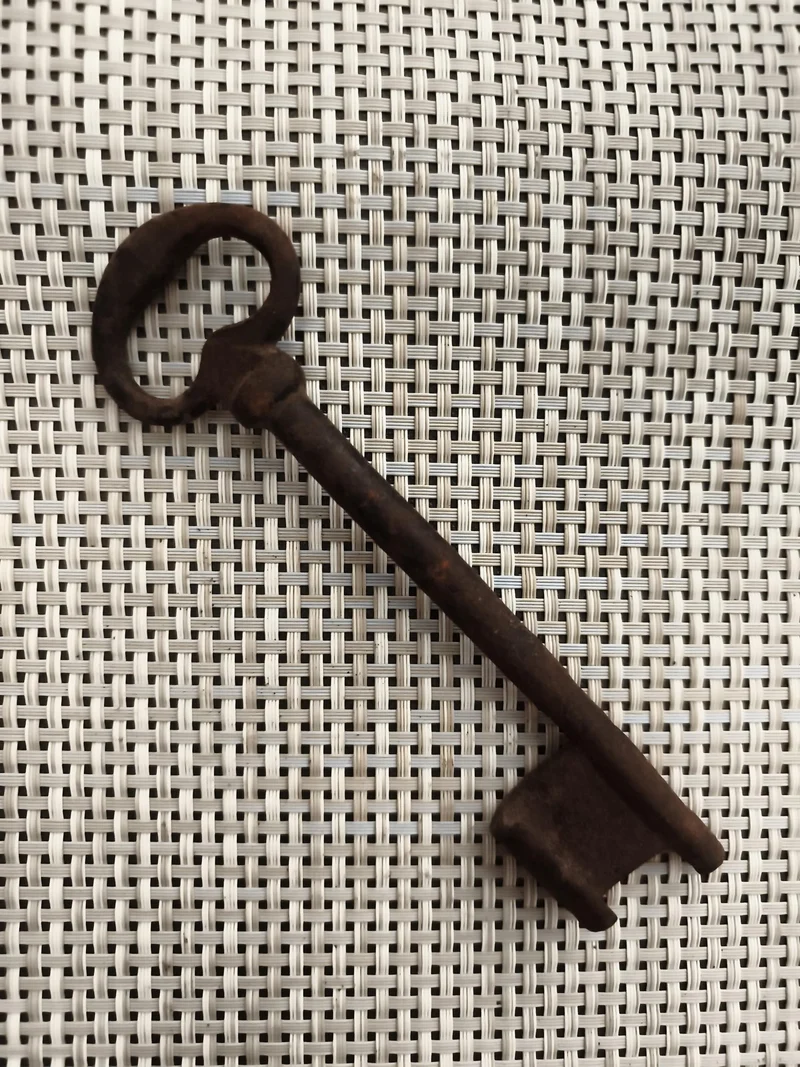 Ancienne clé de château en métal, patine foncée, vintage serrure porte
