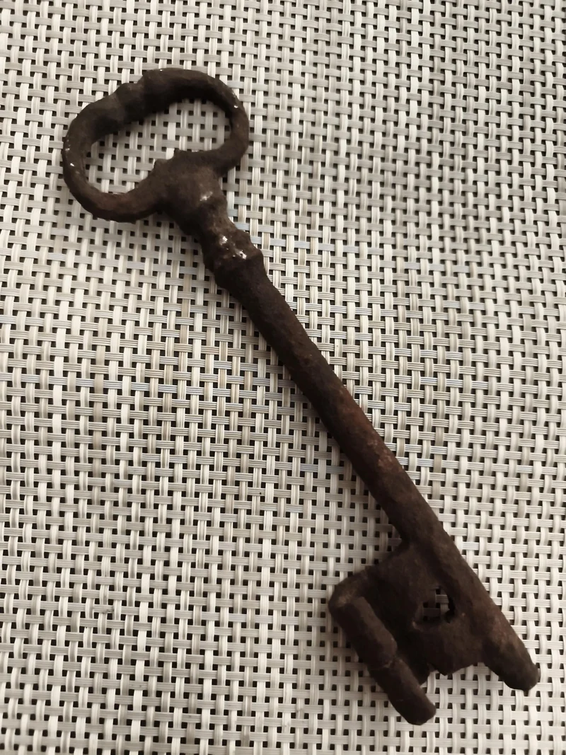 Ancienne clé de château forgée, grande clé rustique, patine foncée vintage