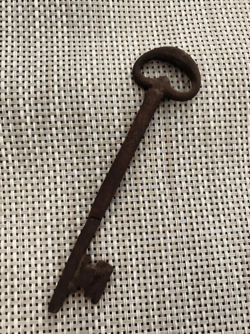 Grande clé ancienne de château, aspect forgé, patine rouillée, XIXe