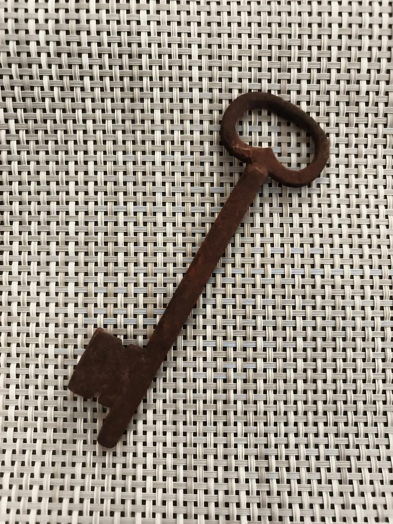 Ancienne clé de château, grande clé rustique, patine brun foncé, vintage