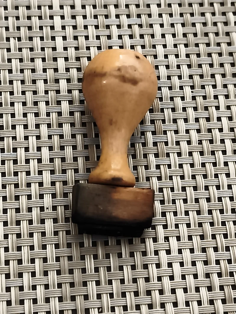 Tampon ancien à manche boule, aspect patiné, vintage cachet administratif