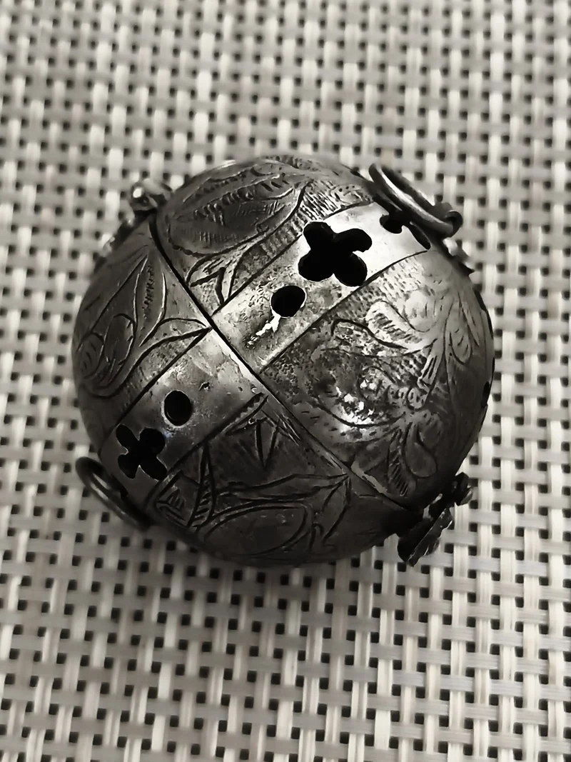 Boîte à pomander ancienne sphérique métal gravé, motif floral, ornement gothique