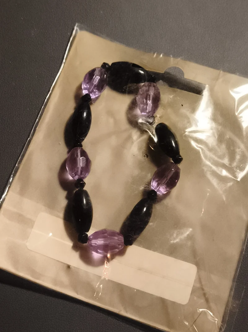 Bracelet vintage perles ovales noires et violettes deadstock ancien