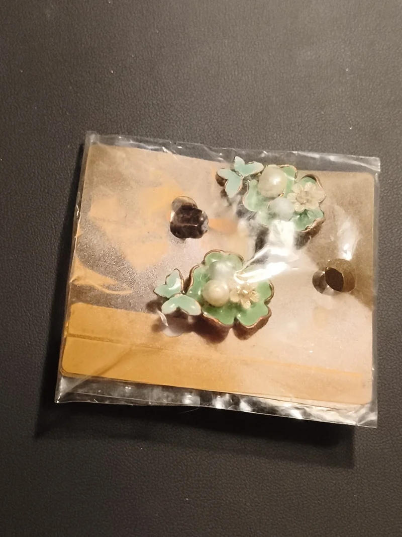 Paire de boucles d’oreilles vintage fleurs émaillées vert perle, deadstock