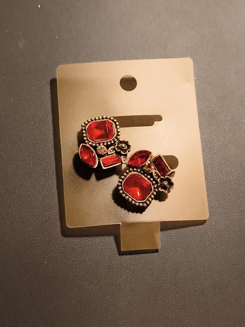 Boucles d'oreilles vintage style baroque pierres rouges deadstock ancien magasin