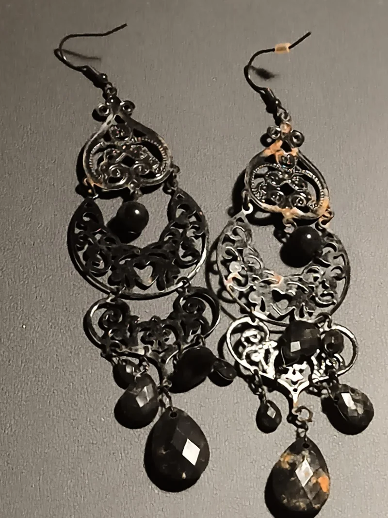 Boucles d’oreilles pendantes noires ancien fantaisie style baroque gothique rétr