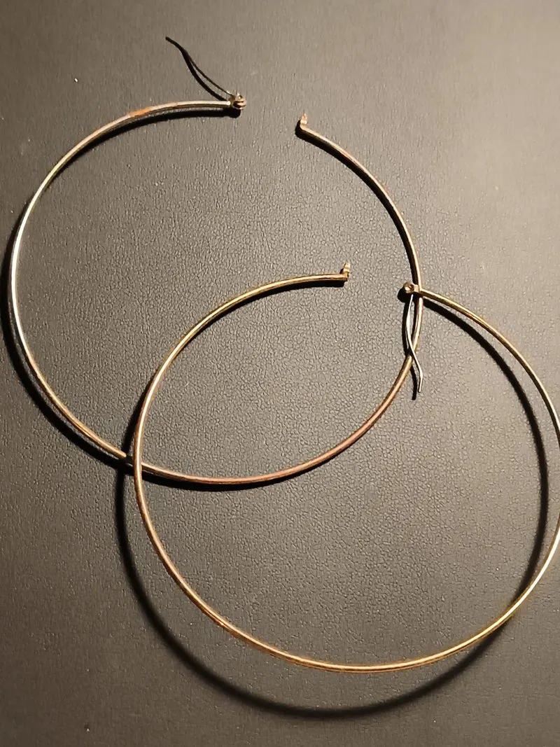 Créoles anciennes fantaisie finition dorée grandes boucles d’oreilles vintage