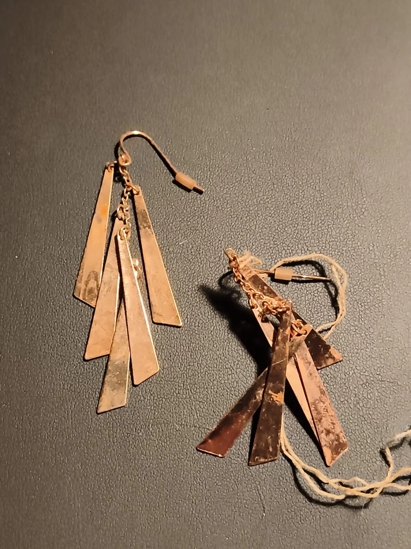 Boucles d’oreilles pendantes vintage fantaisie métal doré triangles, ancien bijo