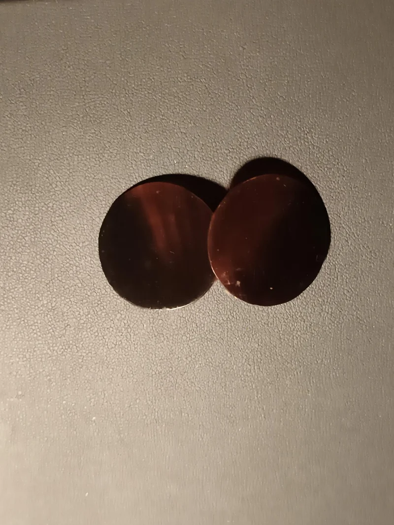 Paire de pastilles rondes anciennes fantaisie marron aspect nacré vintage
