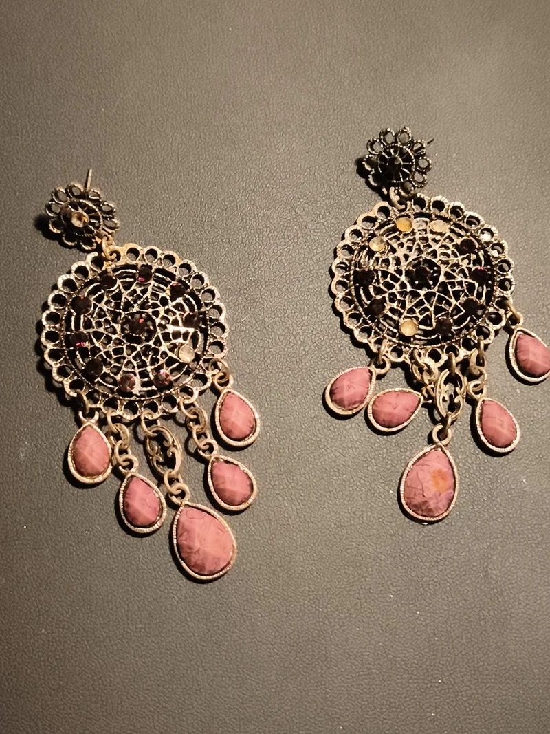 Boucles d’oreilles pendantes ancien fantaisie doré style boho pampilles roses