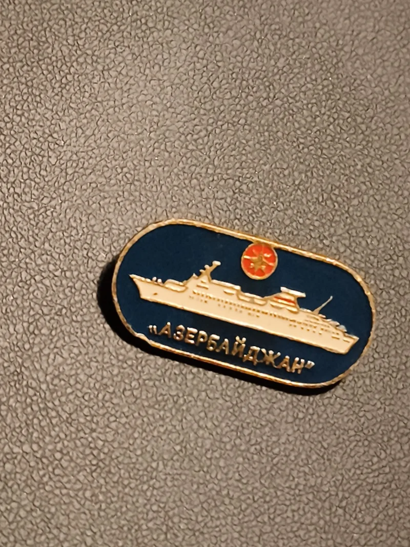 Insigne ancien bateau AZERBAIDJAN émail bleu doré badge marine soviétique vintag