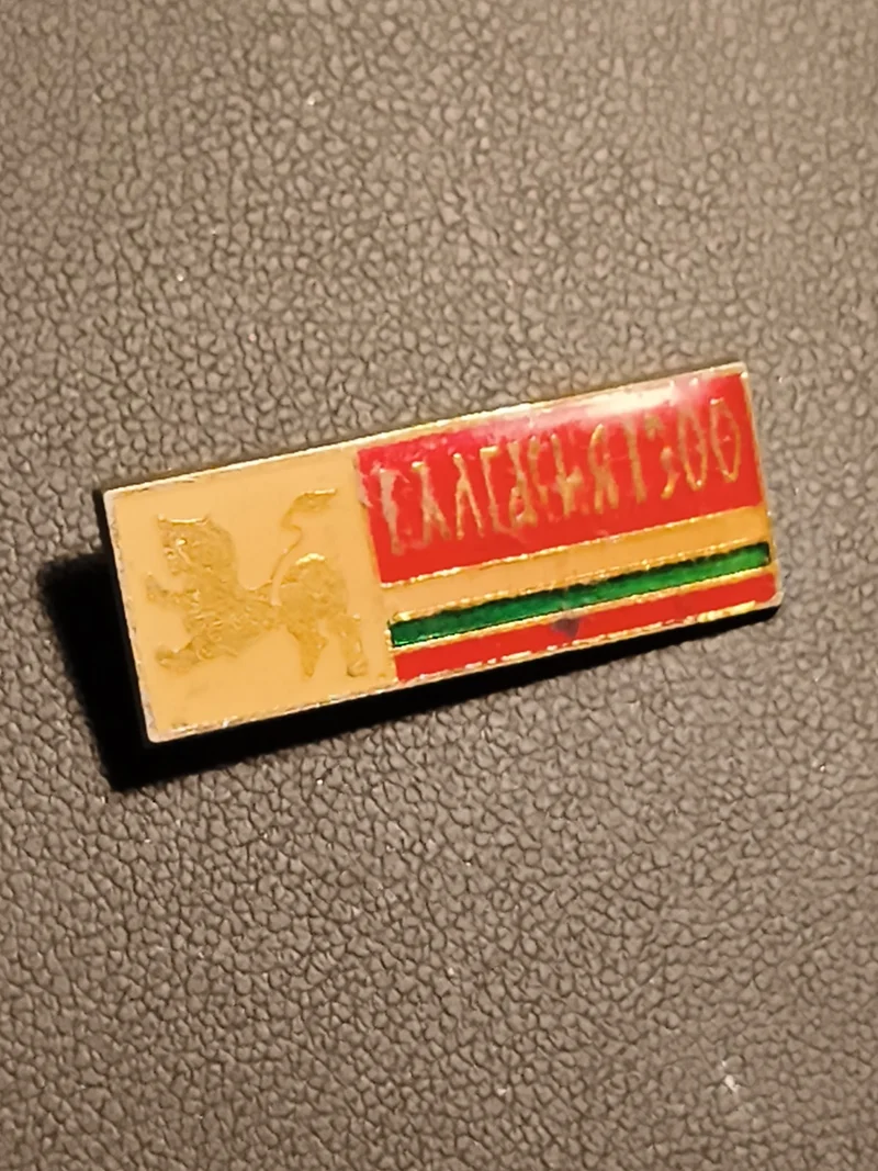 Insigne ancien rectangle émaillé lion doré bandes vert rouge vintage