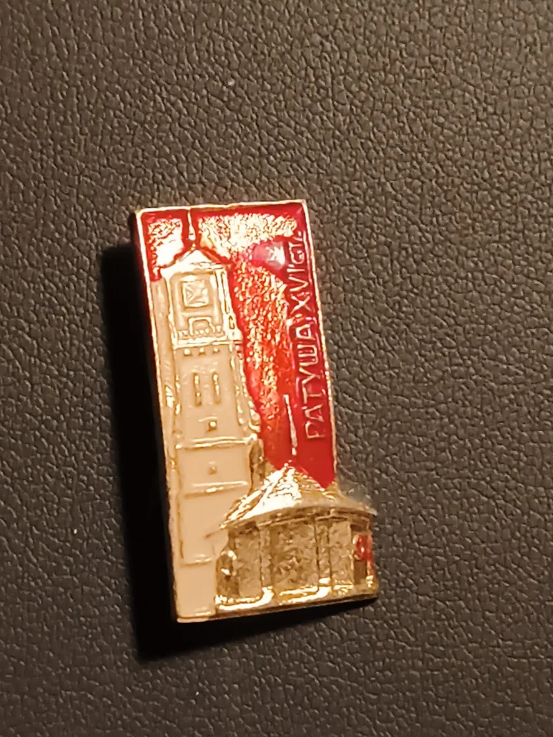 Pin's ancien émaillé PATYUMAWIGI bâtiment doré rouge blanc vintage