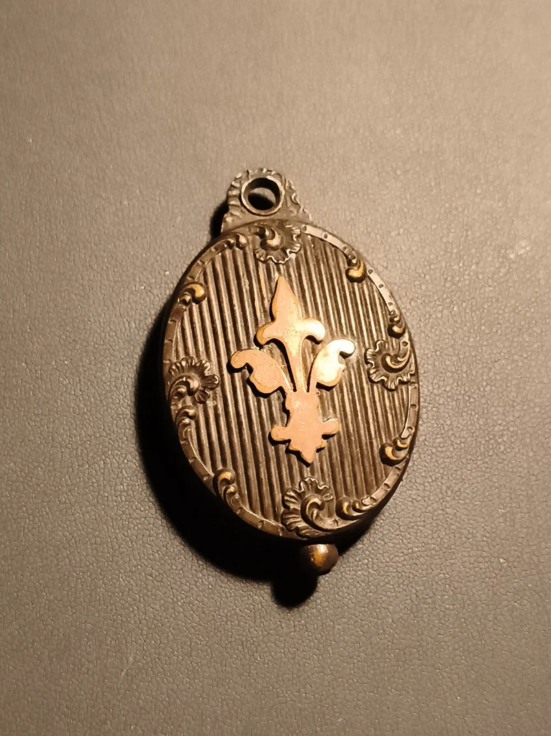 Pendentif ancien boîte ovale motif fleur de lys relief style rétro