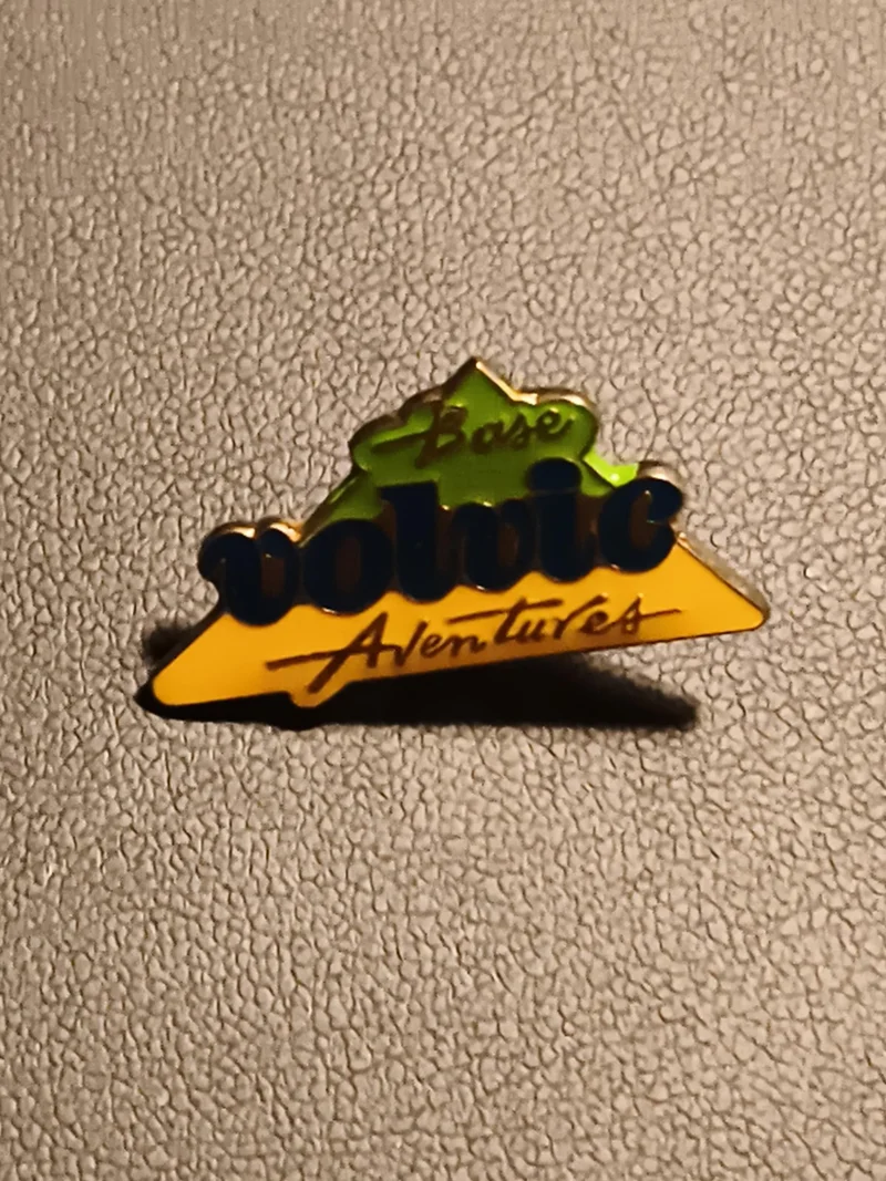 Pin's Base Volvic Aventures logo montagne émaillé badge publicitaire