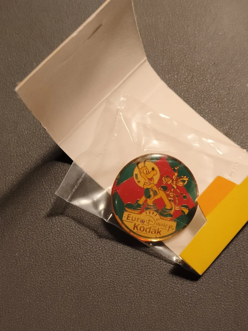 Pin's Euro Disney Kodak 1992 Mickey Mouse badge Disney France