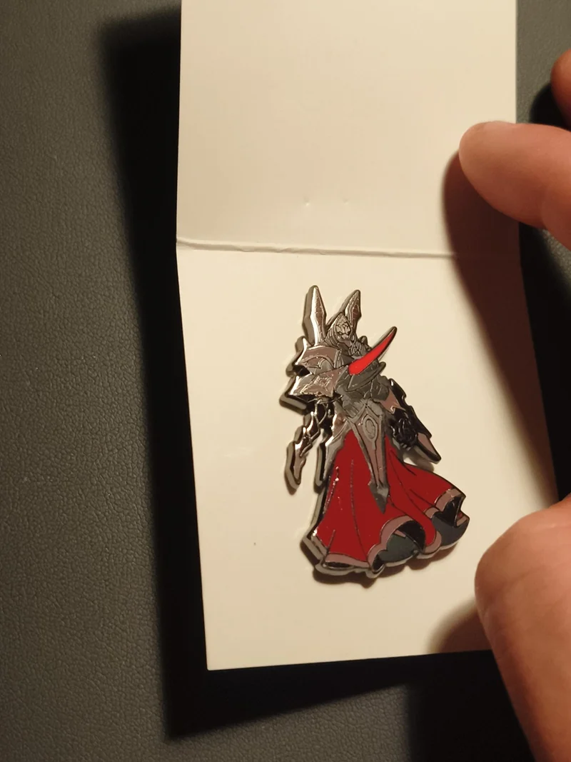 Pin's personnage armure rouge noir aspect émaillé badge fantasy cosplay