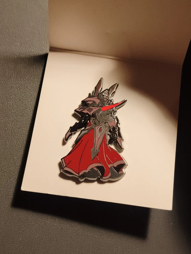 Pin's personnage armure rouge noir émail badge fantaisie manga jeu