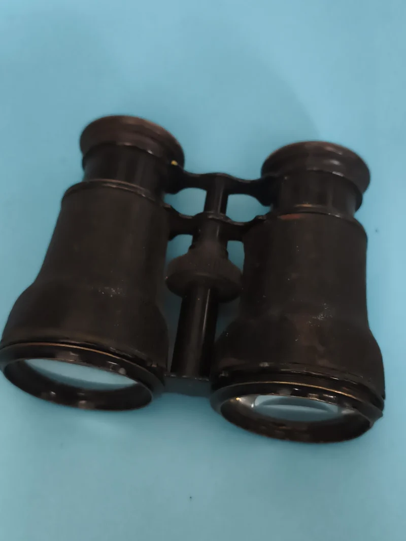 Jumelles anciennes vintage noir, paire optique rétro, jumelles de théâtre