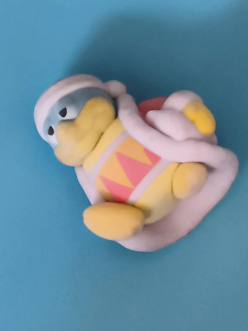 Figurine King Dedede Kirby jaune bleu rose cape blanche déco