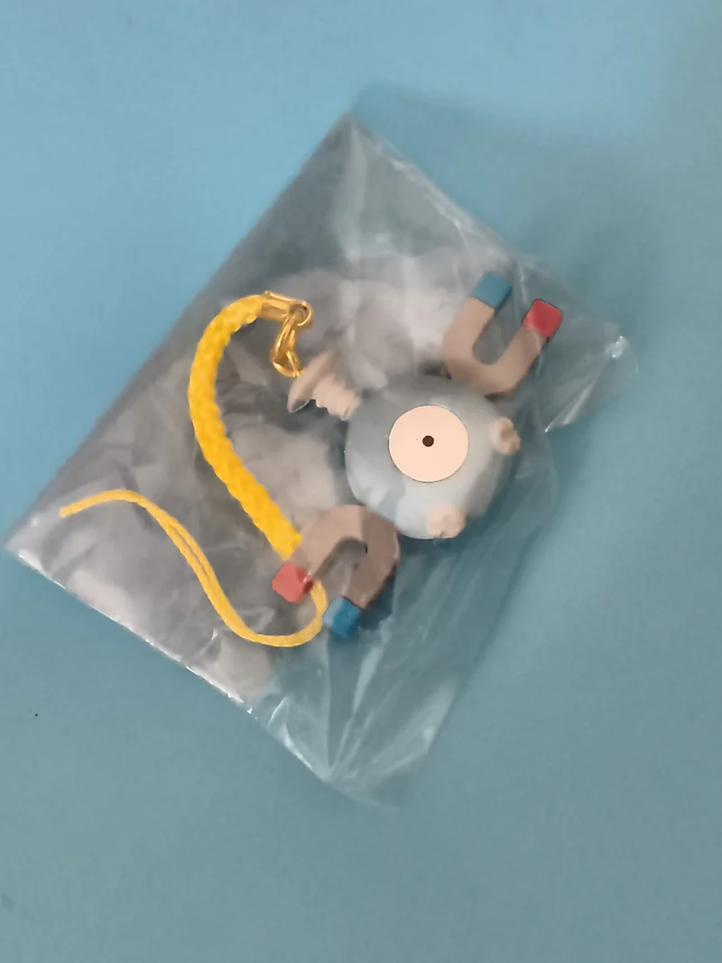 Porte-clés Magneti figurine gris bleu Pokémon, attache jaune, sous sachet