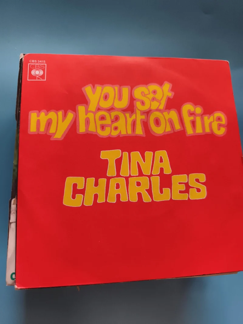 Vinyle 45 tours Tina Charles CBS 3415 pochette rouge you set my heart on fire