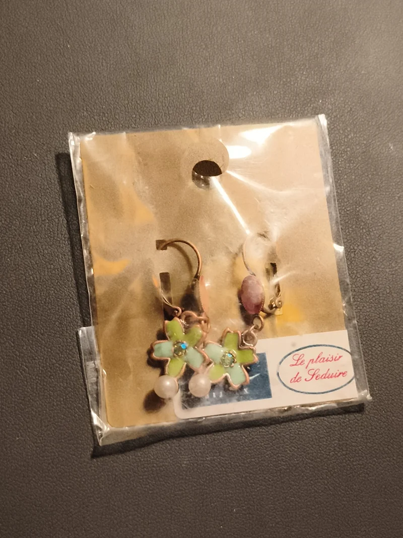 Paire boucles d’oreilles vintage Le plaisir de Séduire fleur émail perle deadsto