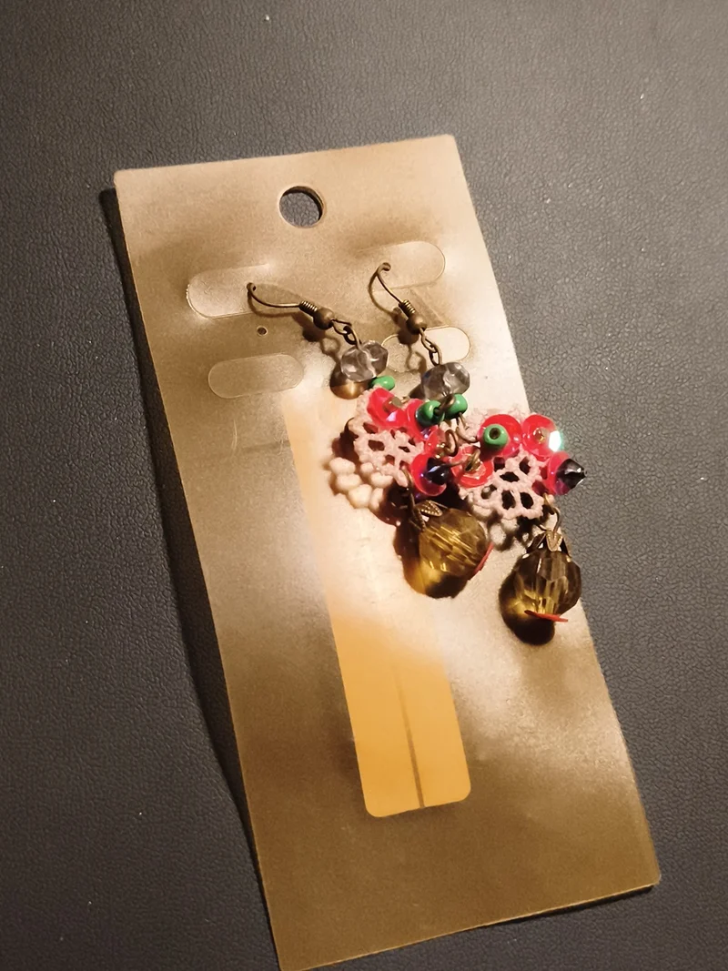 Paire de boucles d’oreilles vintage pendantes crochet perles colorées deadstock