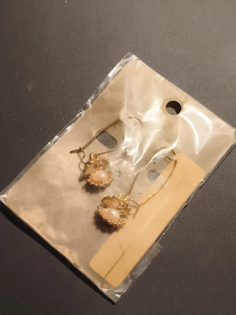 Boucles d’oreilles vintage dormeuses dorées perle blanche deadstock ancien