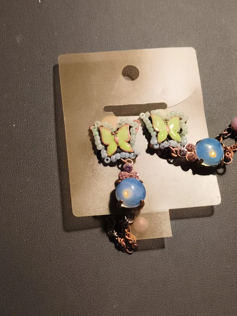 Paire de boucles d’oreilles vintage papillon perles deadstock, style rétro