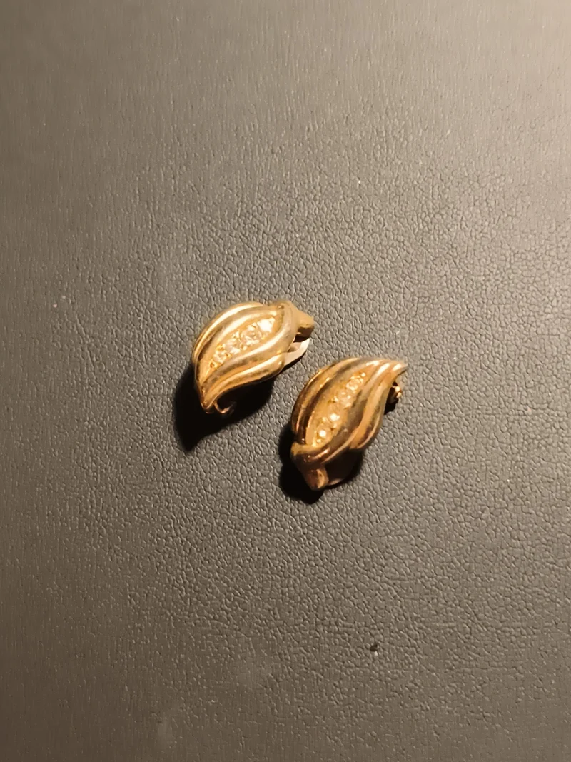Paire de clips d’oreilles vintage dorés feuille strass ancien fantaisie
