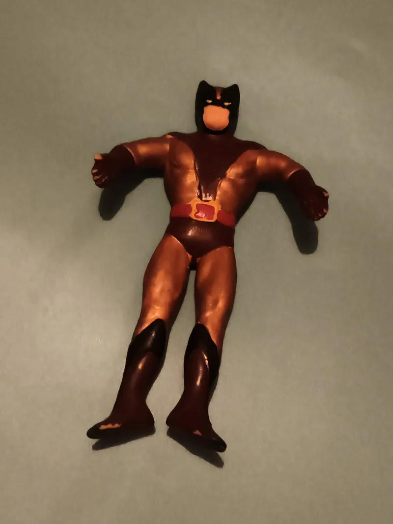 Figurine Batman costume marron noir ceinture rouge super-héros DC comics