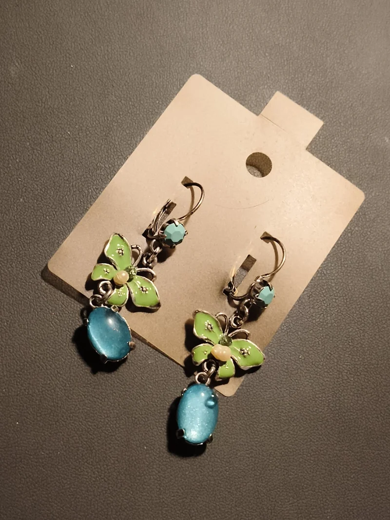 Boucles d’oreilles vintage papillon émail vert et cabochon bleu deadstock
