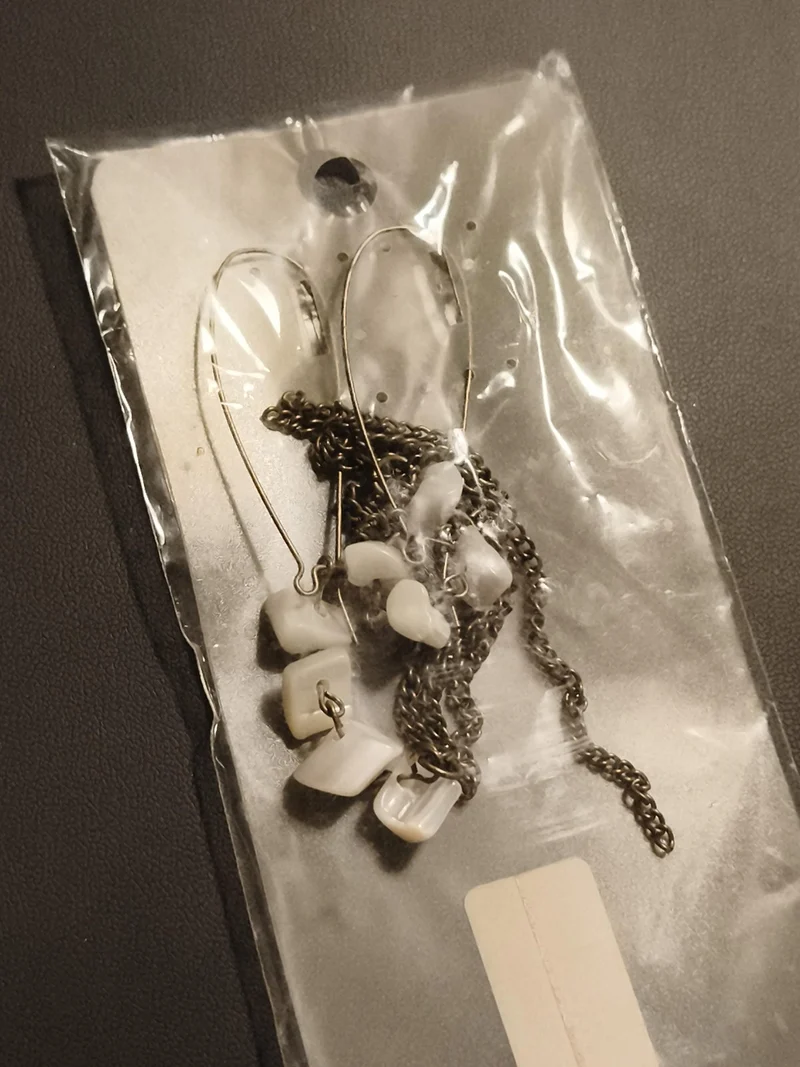 Boucles d’oreilles vintage pendantes, chaînes métal et perles blanches, deadstoc