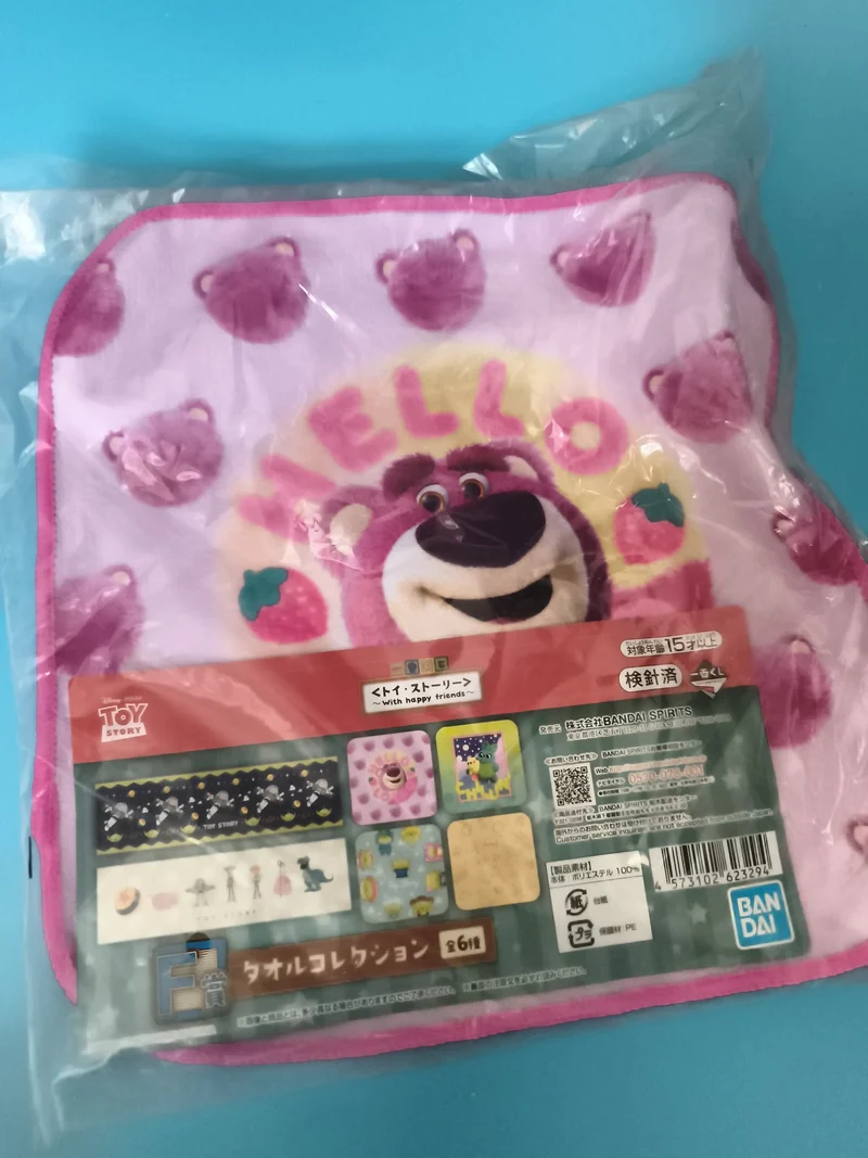 Serviette Toy Story Lotso rose Bandai Disney carré tissu Collector