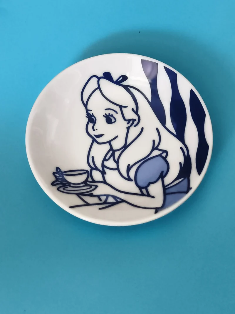 Mini assiette Alice Disney décor bleu blanc vaisselle dessin animé