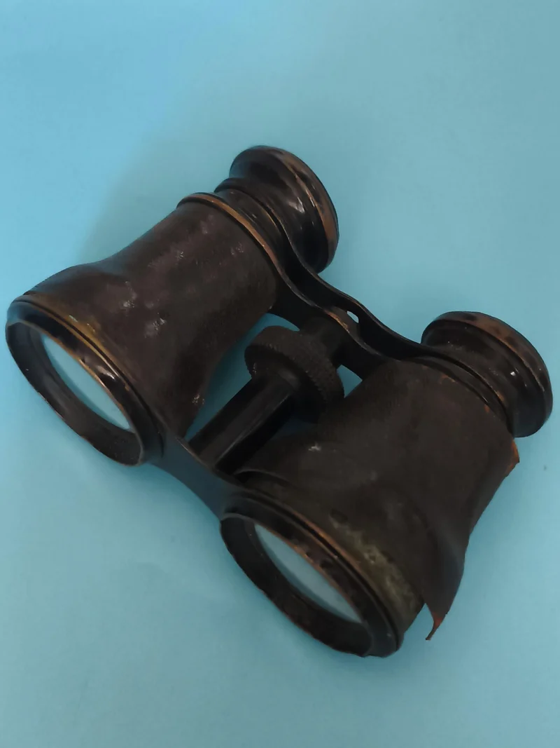 Jumelles anciennes vintage aspect cuir noir, optique rétro début XXe