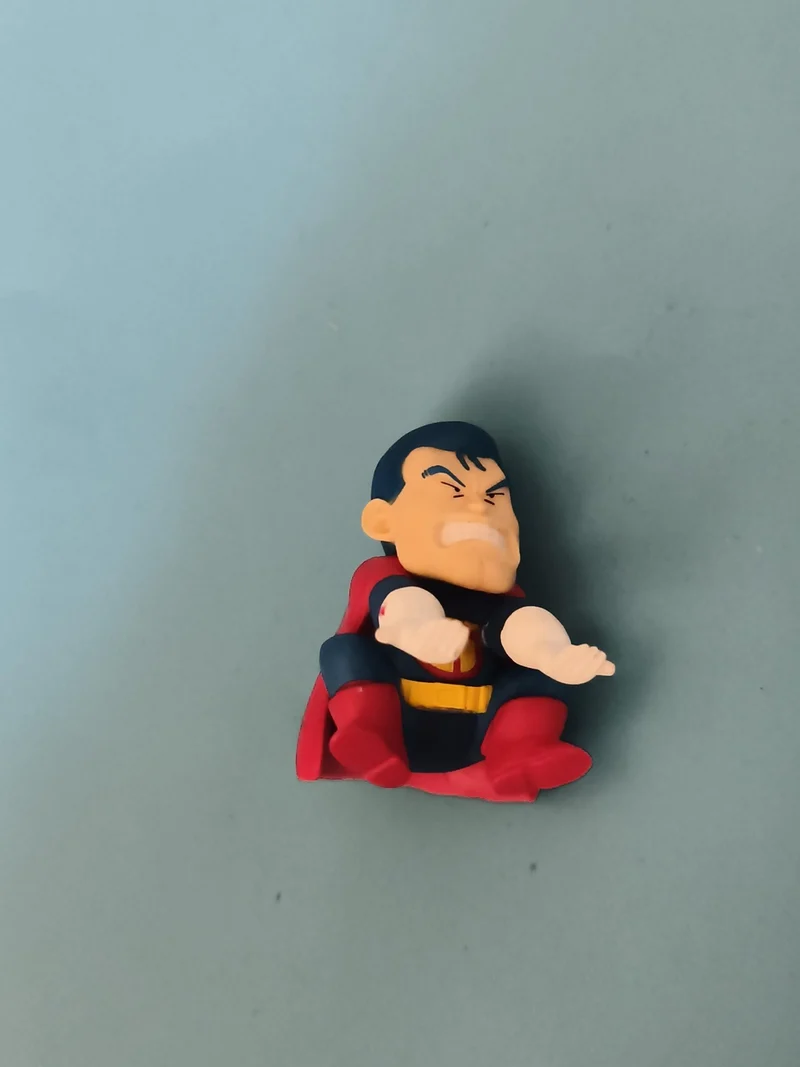 Figurine Dr Slump style super-héros costume bleu rouge cape, manga assis