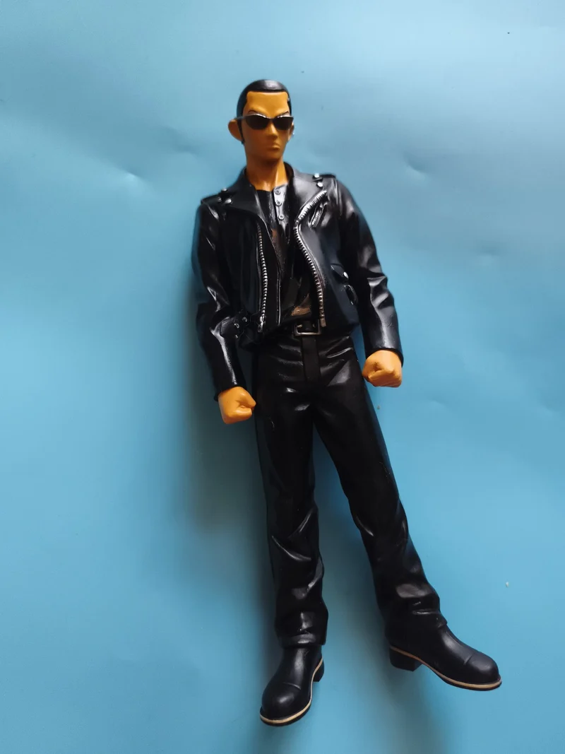 Figurine articulée Crows personnage manga blouson noir lunettes