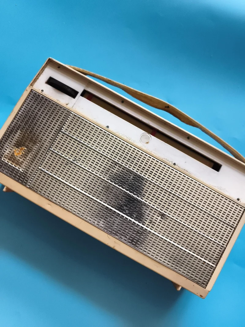 Radio vintage portable crème ancien look rétro années 60 transistor