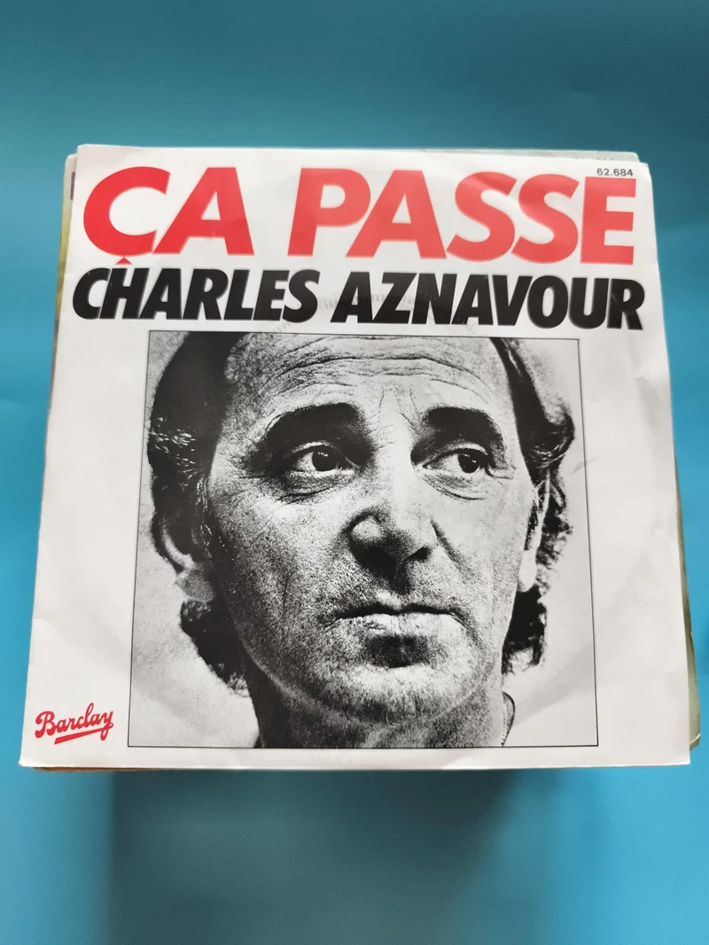 Vinyle 45 tours Charles Aznavour Ça Passe Barclay pochette photo noir et blanc