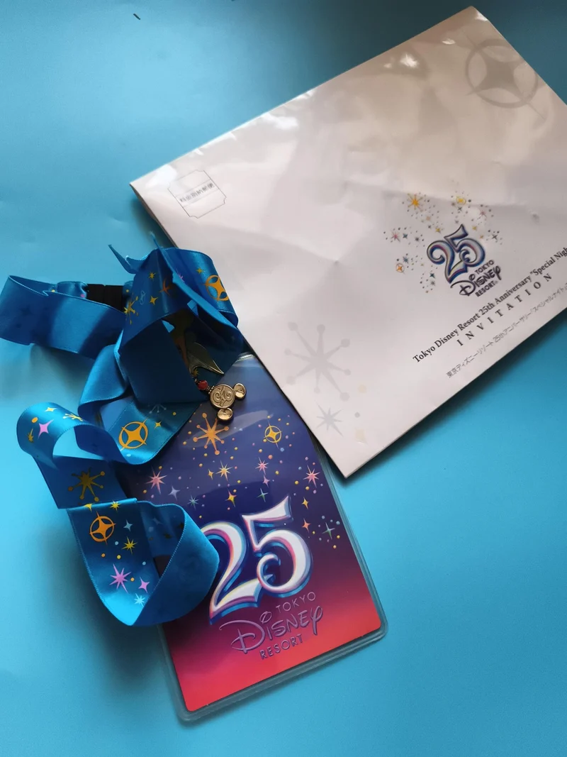 Badge Tokyo Disney Resort 25th Anniversary + Lanière bleue édition spéciale